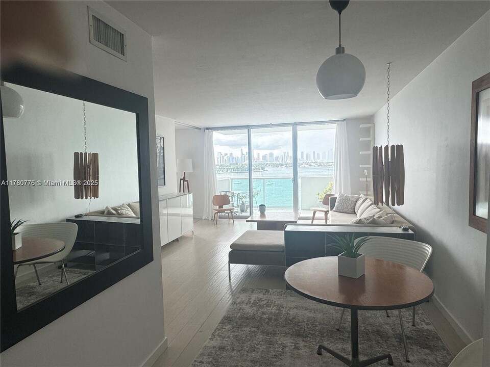 1200 West Dr in Miami Beach, FL - Building Photo