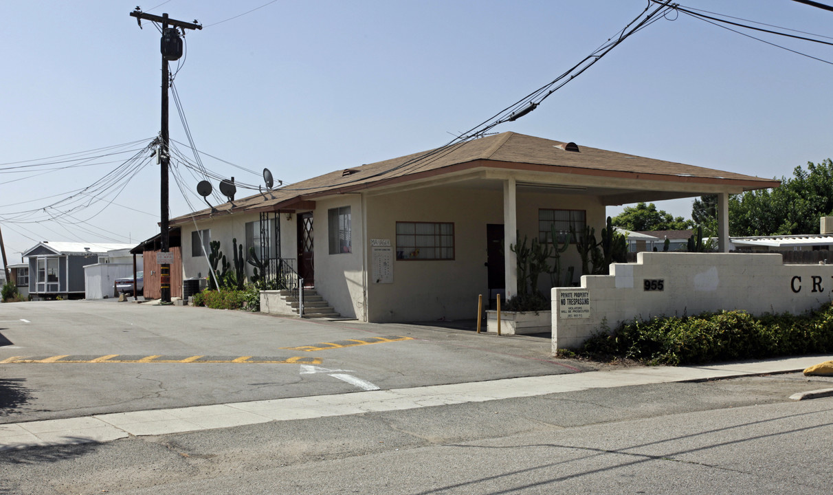 955 Inland Center Dr in San Bernardino, CA - Building Photo