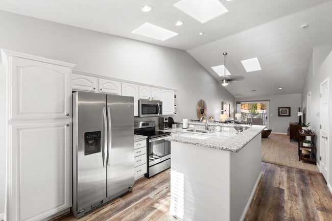 784 Appletree Ln, Unit 784 Apple Tree