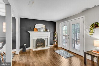 9008 Piney Grove Dr in Fairfax, VA - Building Photo - Building Photo