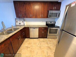 2320 S Cypress Bend Dr in Pompano Beach, FL - Building Photo - Building Photo