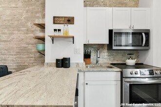 27 Swallow St, Unit #2 in Boston, MA - Foto de edificio - Building Photo