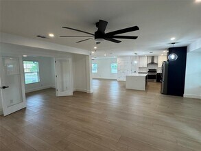 5805 N Hampton Dr in Austin, TX - Building Photo - Building Photo