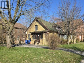 2311 University Ave W in Windsor, ON - Foto de edificio - Building Photo