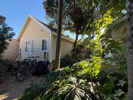 319 W Anapamu St in Santa Barbara, CA - Building Photo