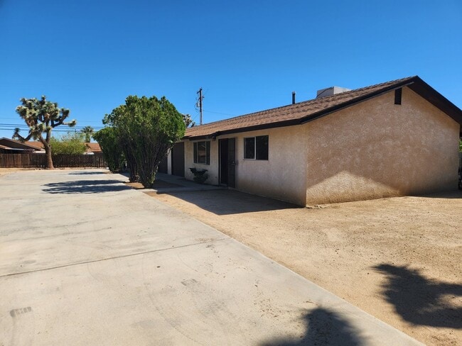 7377 Dumosa Ave in Yucca Valley, CA - Foto de edificio - Building Photo
