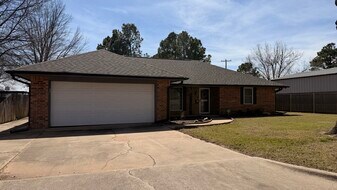 209 E Cammack St in Shawnee, OK - Building Photo