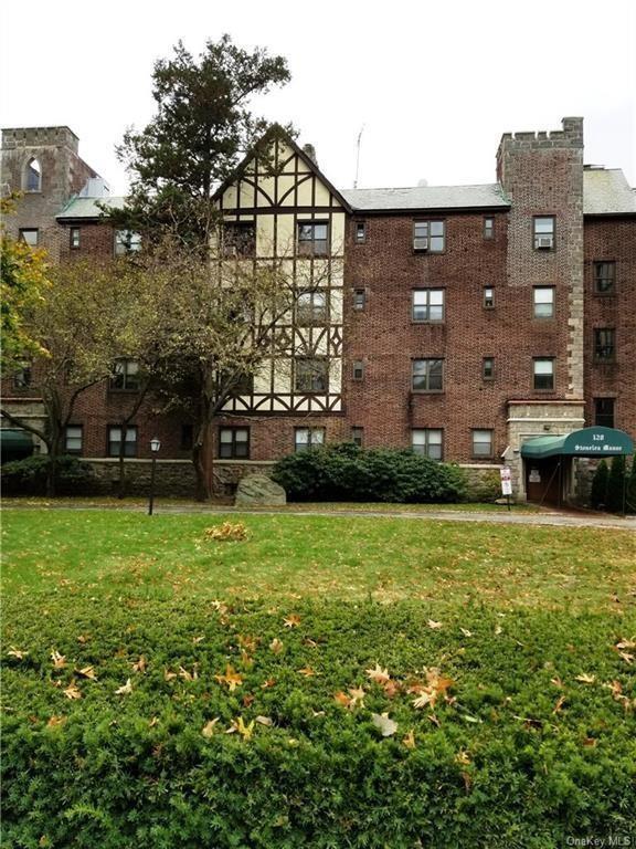 120 Stonelea Pl in New Rochelle, NY - Building Photo - Building Photo