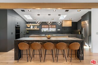 23283 Erwin St in Los Angeles, CA - Building Photo - Building Photo