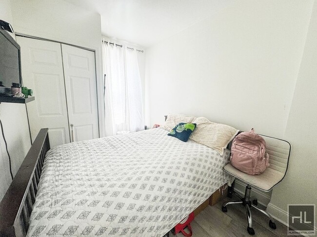 196 Lawrence Ave in Brooklyn, NY - Building Photo - Building Photo