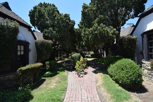 2906 Griffith Park Blvd-Unit -2910 in Los Angeles, CA - Building Photo - Building Photo