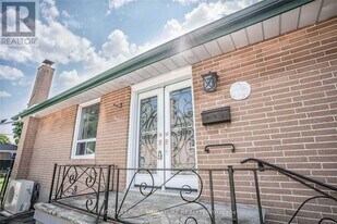 14 Milford Haven Dr in Toronto, ON - Building Photo