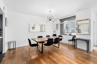 54 Rainey St in Austin, TX - Foto de edificio - Building Photo