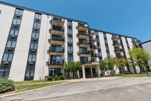 9098 W Terrace Dr, Unit 4L in Niles, IL - Building Photo