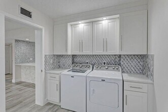 2401 Village Blvd, Unit 104 in West Palm Beach, FL - Foto de edificio - Building Photo