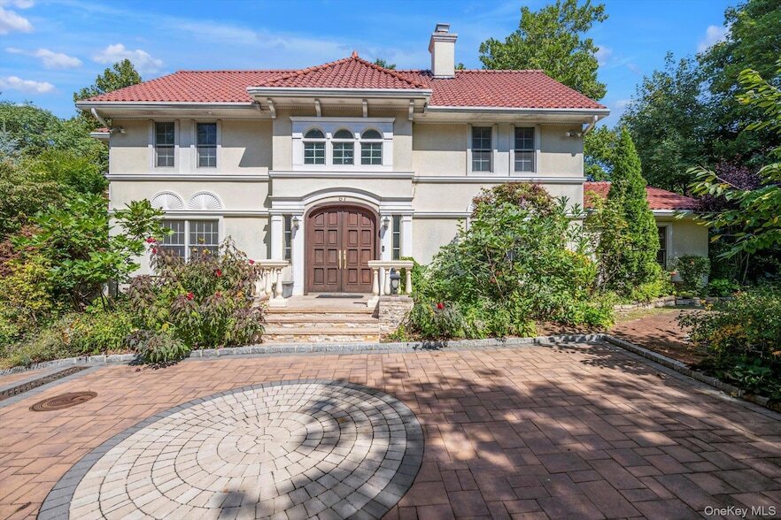 87 Arleigh Rd in Great Neck, NY - Building Photo