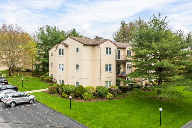 Rosewood Estates in Cumberland, RI - Foto de edificio - Building Photo