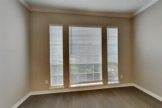 5011 Greenriver Valley Dr in Houston, TX - Building Photo - Building Photo