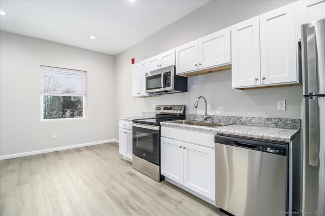 337 Main St-Unit -7 in West Haven, CT - Building Photo - Building Photo