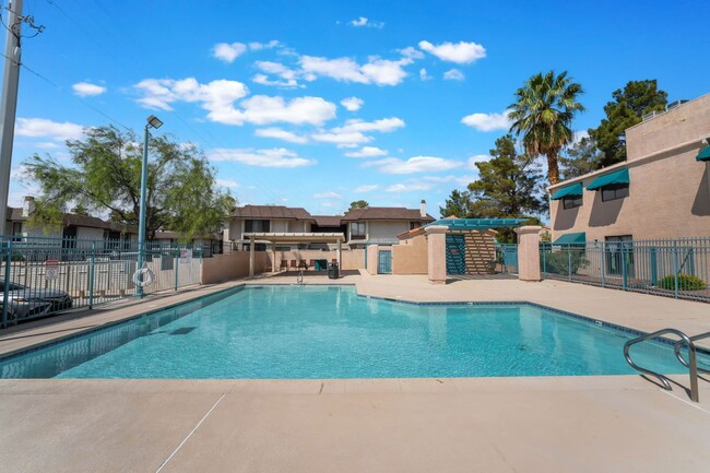 2225 Pine Breeze Ln in Las Vegas, NV - Foto de edificio - Building Photo