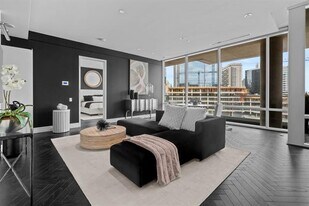 2408 Victory Park Ln in Dallas, TX - Building Photo