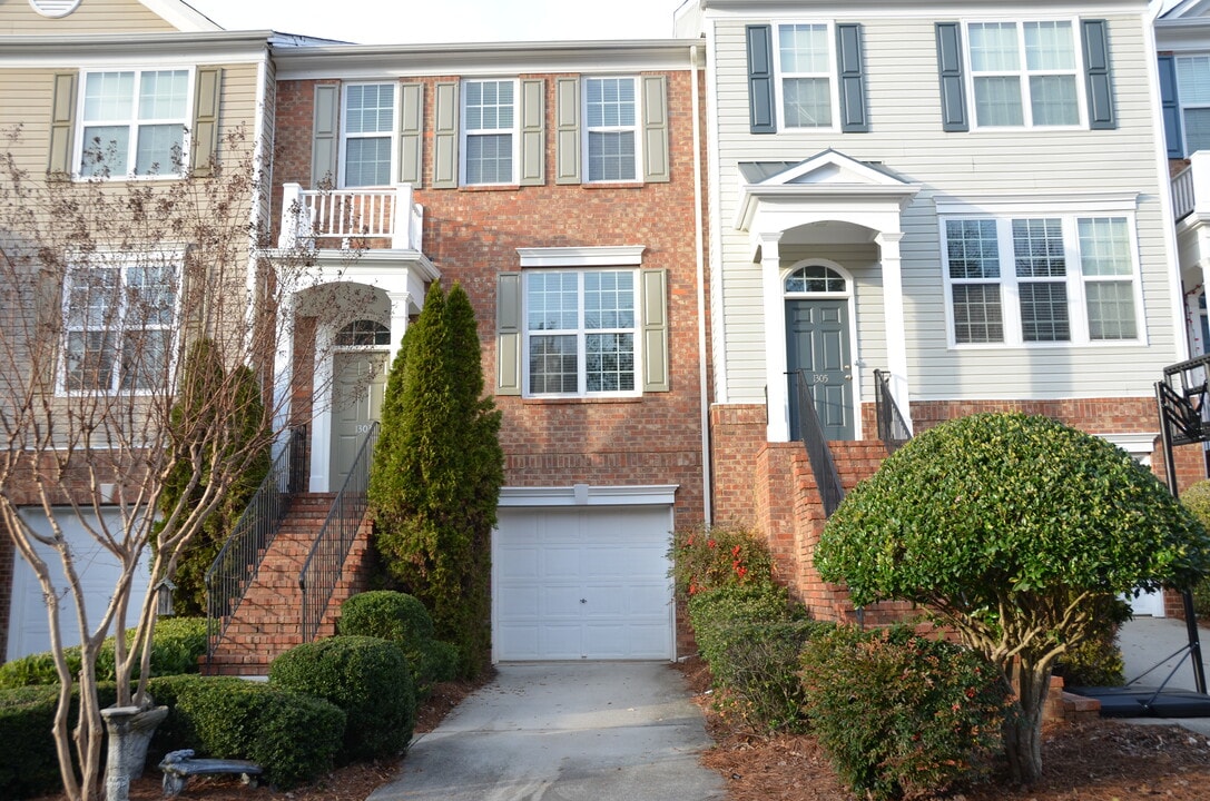 1303 Greychurch Way in Alpharetta, GA - Foto de edificio