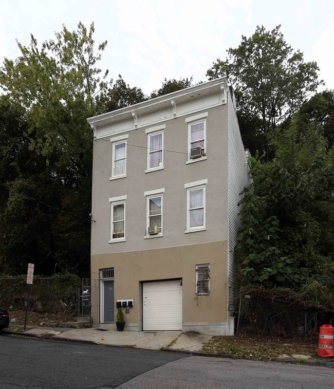 111 Orchard St in Yonkers, NY - Building Photo - Building Photo