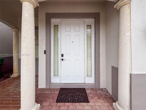 8160 NW 116th Ave in Doral, FL - Foto de edificio - Building Photo