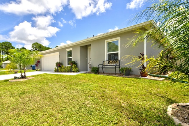 999 Commerce Rd SE in Palm Bay, FL - Building Photo - Building Photo