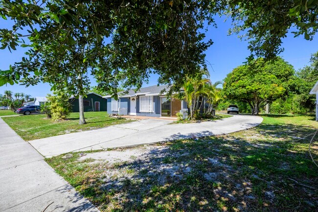 280 NW Airoso Blvd in Port St. Lucie, FL - Building Photo - Building Photo