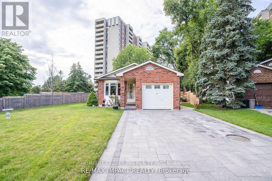 44 Plumridge Ct in Ajax, ON - Building Photo