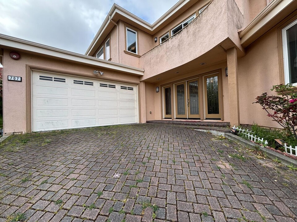 707 Berkshire Dr in Millbrae, CA - Foto de edificio