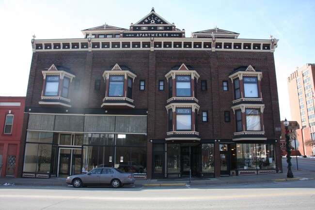 Welch Hotel Senior Apartments in Muscatine, IA - Foto de edificio - Building Photo