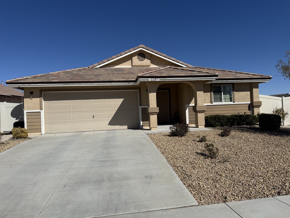 2237 Hurley Way in Palmdale, CA - Building Photo