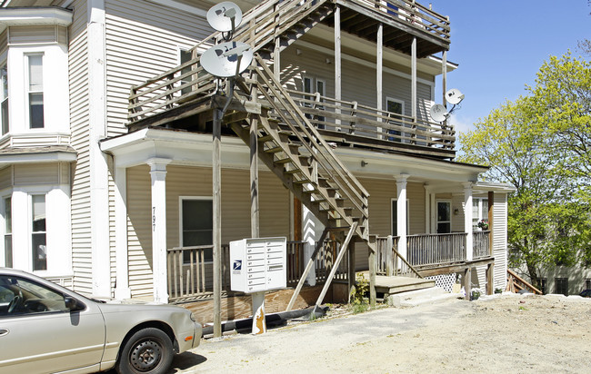 797 High St in Bath, ME - Foto de edificio - Building Photo