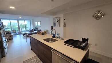 9261 E Bay Harbor Dr, Unit 402 in Bay Harbor Islands, FL - Foto de edificio - Building Photo