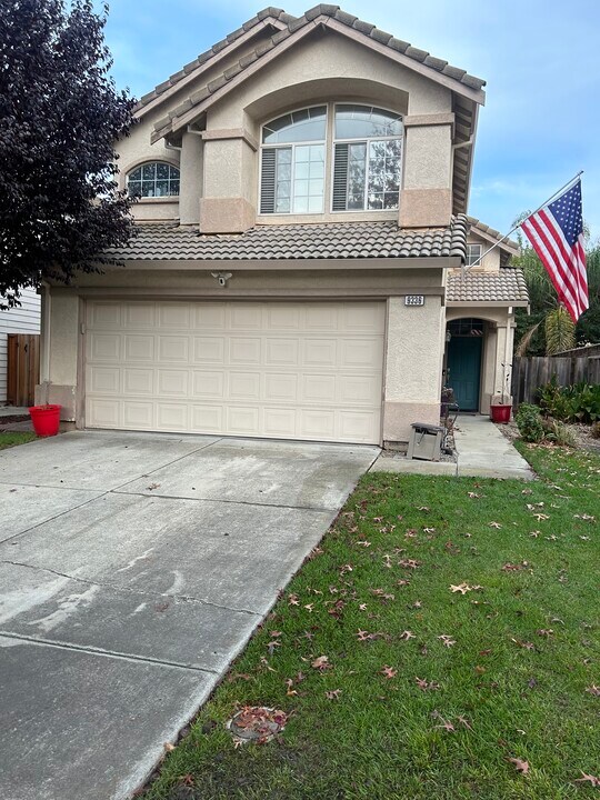 9336 Lariat Dr in Gilroy, CA - Foto de edificio