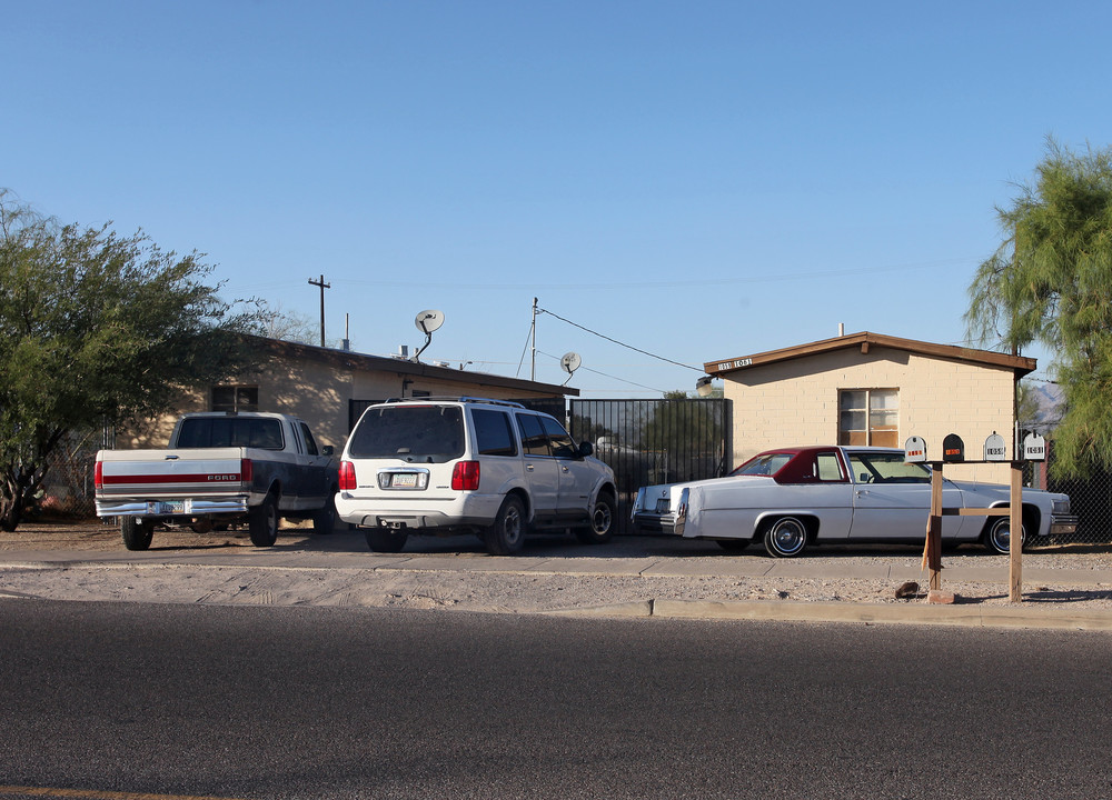 1059-1061 E Silverlake Rd in Tucson, AZ - Building Photo