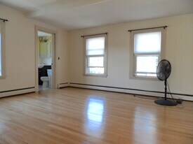 11 Chestnut St, Unit 2R in Wakefield, MA - Building Photo