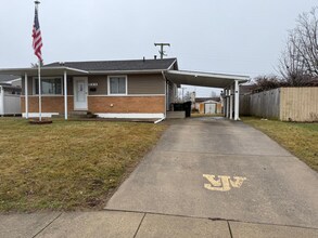 555 Kirkwood Dr in West Jefferson, OH - Building Photo - Building Photo