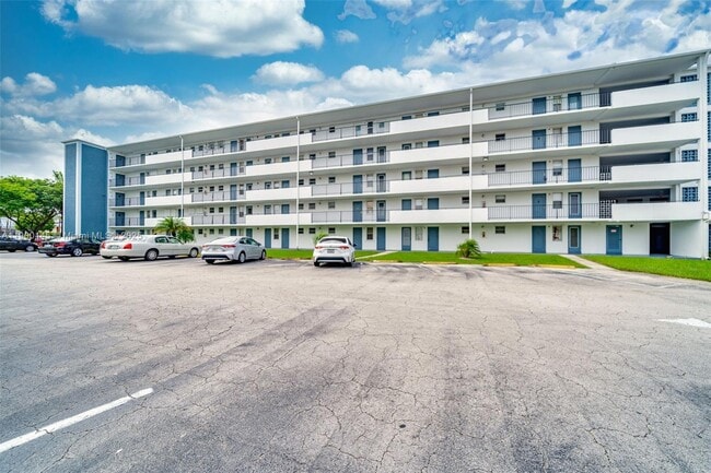 950 Hillcrest Dr in Hollywood, FL - Foto de edificio - Building Photo