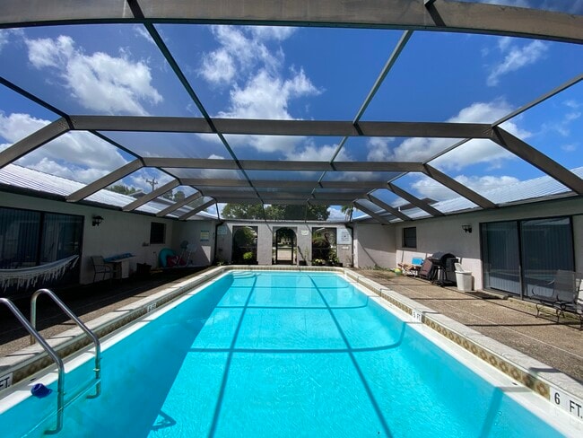 513 SE 24th Ave, Unit #1 in Cape Coral, FL - Foto de edificio - Building Photo