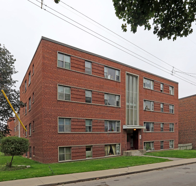 Claremount Court in Hamilton, ON - Building Photo