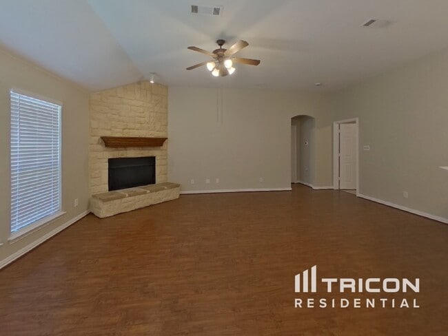 3804 Cross Country Trail in Arlington, TX - Foto de edificio - Building Photo