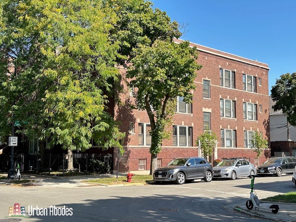 1938 W Berenice Ave, Unit A09C in Chicago, IL - Building Photo