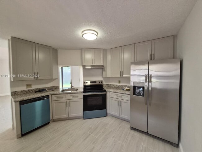 17316 NW 63rd Ave in Hialeah, FL - Building Photo - Building Photo