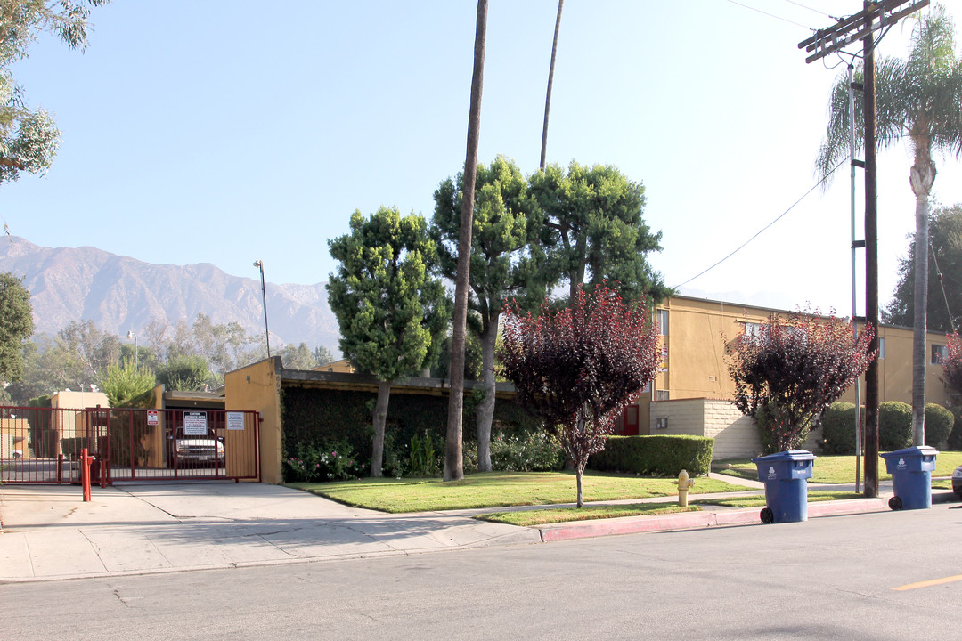 665 W Altadena Dr in Altadena, CA - Building Photo