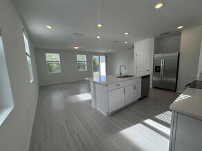 16431 Bird of Paradise Ave in Clermont, FL - Foto de edificio - Building Photo