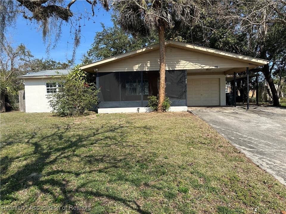 330 Tulane Cir in Avon Park, FL - Building Photo