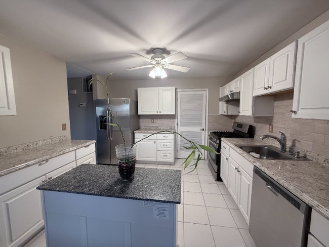 708 Stony Brook Way in North Brunswick, NJ - Foto de edificio - Building Photo